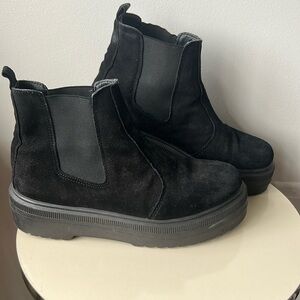 Urban Outfitters Black Suede Chelsea Platform Boots 39